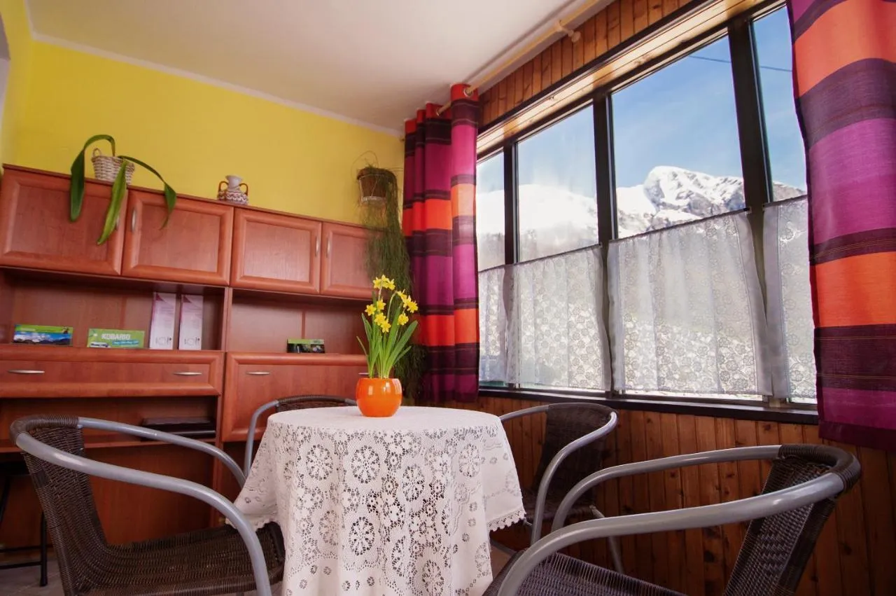 Zastekljen kot z mizo in razgledom na gore v apartmaju za 6