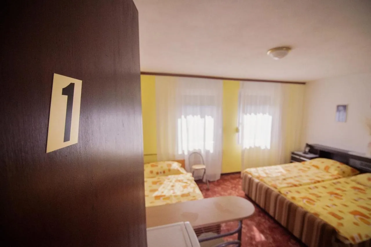 Spalnica z zakonsko in enojno posteljo v apartmaju za 8
