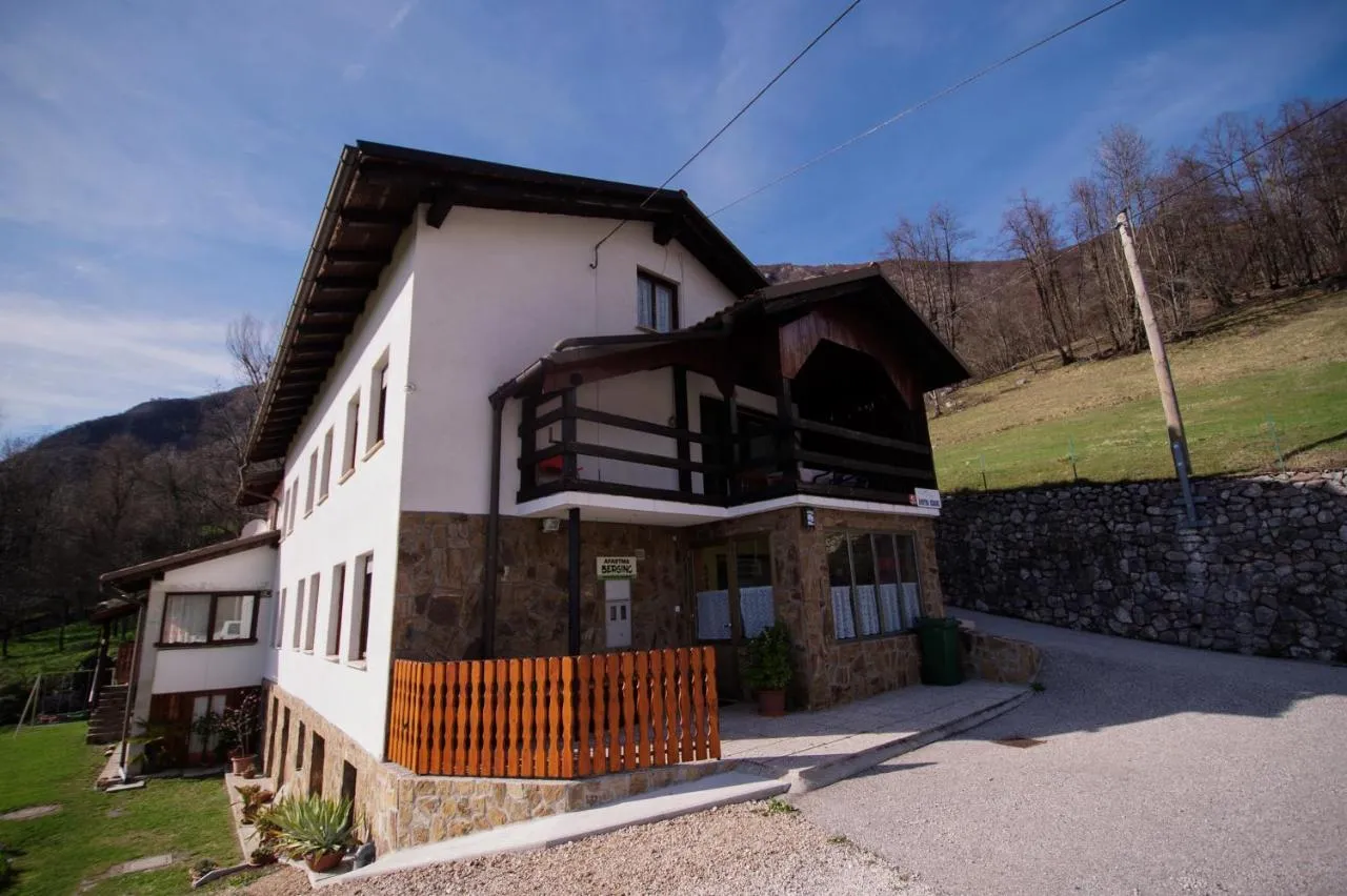 Hiša Berginc z lesenim balkonom in parkiriščem