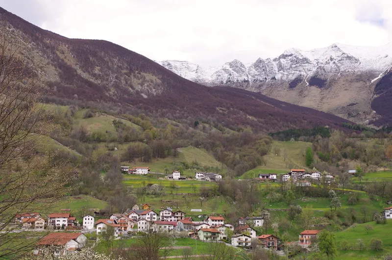 Razgled na vas in gore pod Krnom